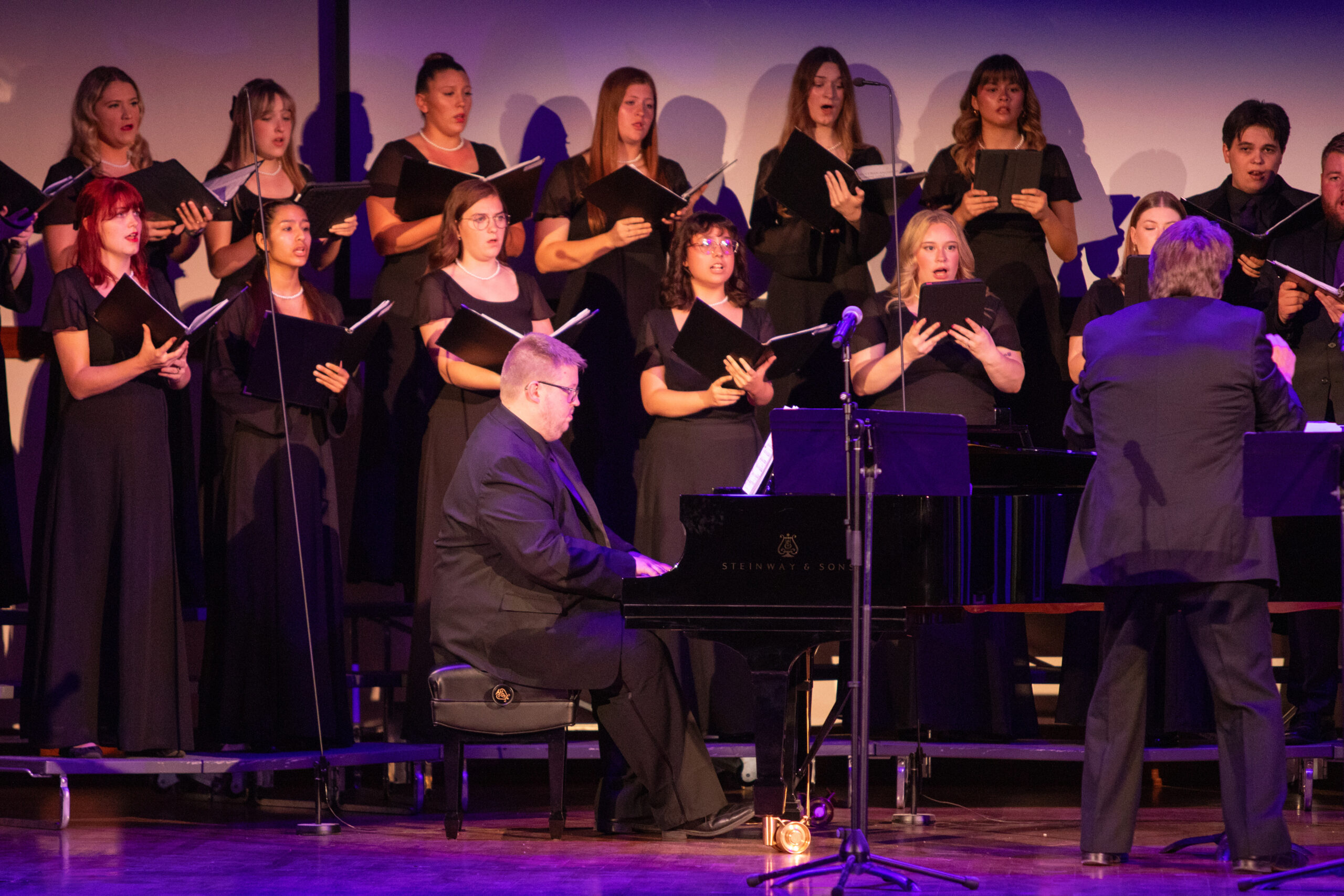 Piano player and choir