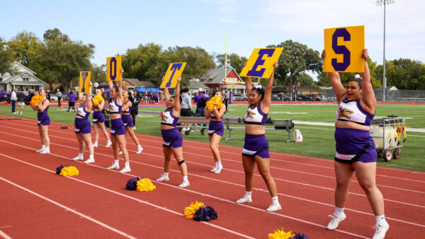 Cheerleaders with Yotes signs